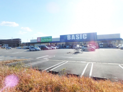 BASIC（ベｰシック） 松阪川井町店（183m）