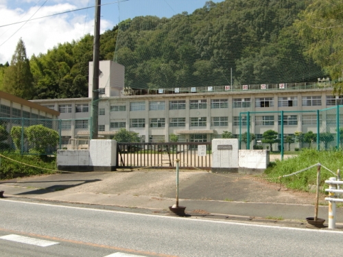 松阪市立射和小学校（629m）