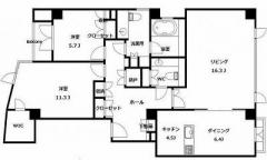 [不動産屋から見たお部屋の感想]<br />
<br />
渋谷区大山町の閑静な住宅街に建つハイグレード賃貸マンション。<br />
最上階の広々とした2LDKです。<br />
<br />
室内は窓も大きく大変開放的です。<br />
<br />
5.7帖の洋室にはクローゼット、11.3帖の洋室にはウォークインクローゼットがそれぞれ備え付けられています。<br />
<br />
キッチンはお料理のしやすいL字型。<br />
3口ガスコンロ付きキッチンとハイスペックな設備。<br />
<br />
室内設備はもちろんフル装備。<br />
さらにトイレは二か所、床暖房、ビルトインエアコンがついていたりと<br />
文句なしのハイグレード賃貸マンションです。<br />
<br />
[BLUE]空室の確認は各ページのお問い合わせフォームからも承りますが、お電話いただければリアルタイムな情報を<br />
お伝えできます。ぜひ直接お問い合わせください！TEL03-6416-8032[/BLUE]<br />
