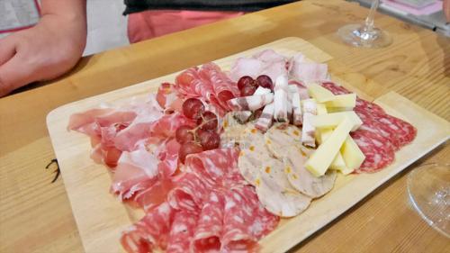 【西区新町 ピンクフラミンゴ】チーズとハム、ワインを堪能の画像1